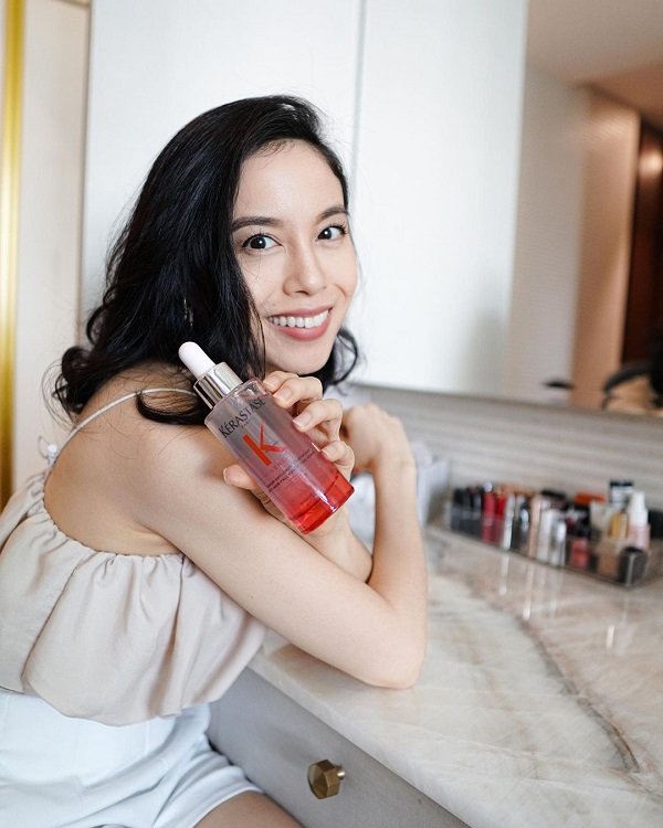 Danie V. holding Kérastase Genesis bottle