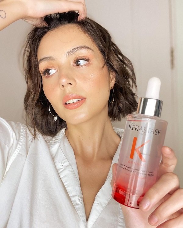 Michelle Gomez holding Kérastase Genesis bottle